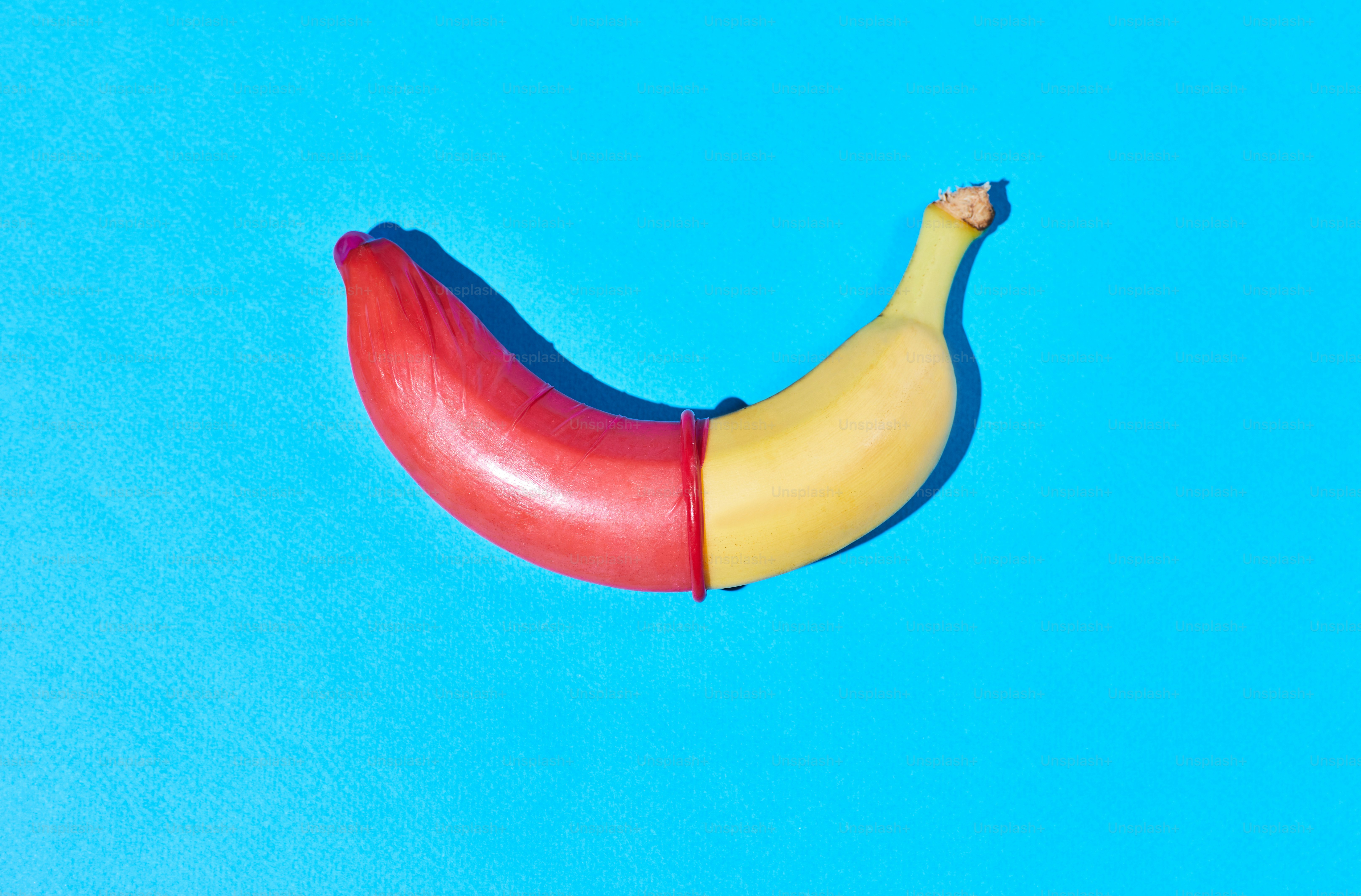 befriedung synonym Lebendige Aufnahme einer einzelnen Banane mit Kondom auf heißem blauem  Hintergrund Safer Sex und Schutzkonzept, Kopierraum Foto – Bild zum Thema  Blauer hintergrund auf Unsplash