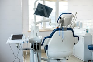 Primer plano de la estomatología del lugar de trabajo de instrumentos dentales profesionales. Clínica médica moderna vacía. Todo por la higiene y la salud