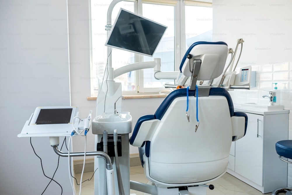プロの歯科器具の職場の口腔内科のクローズアップ。空っぽの近代的な診療所。すべては衛生と健康のために