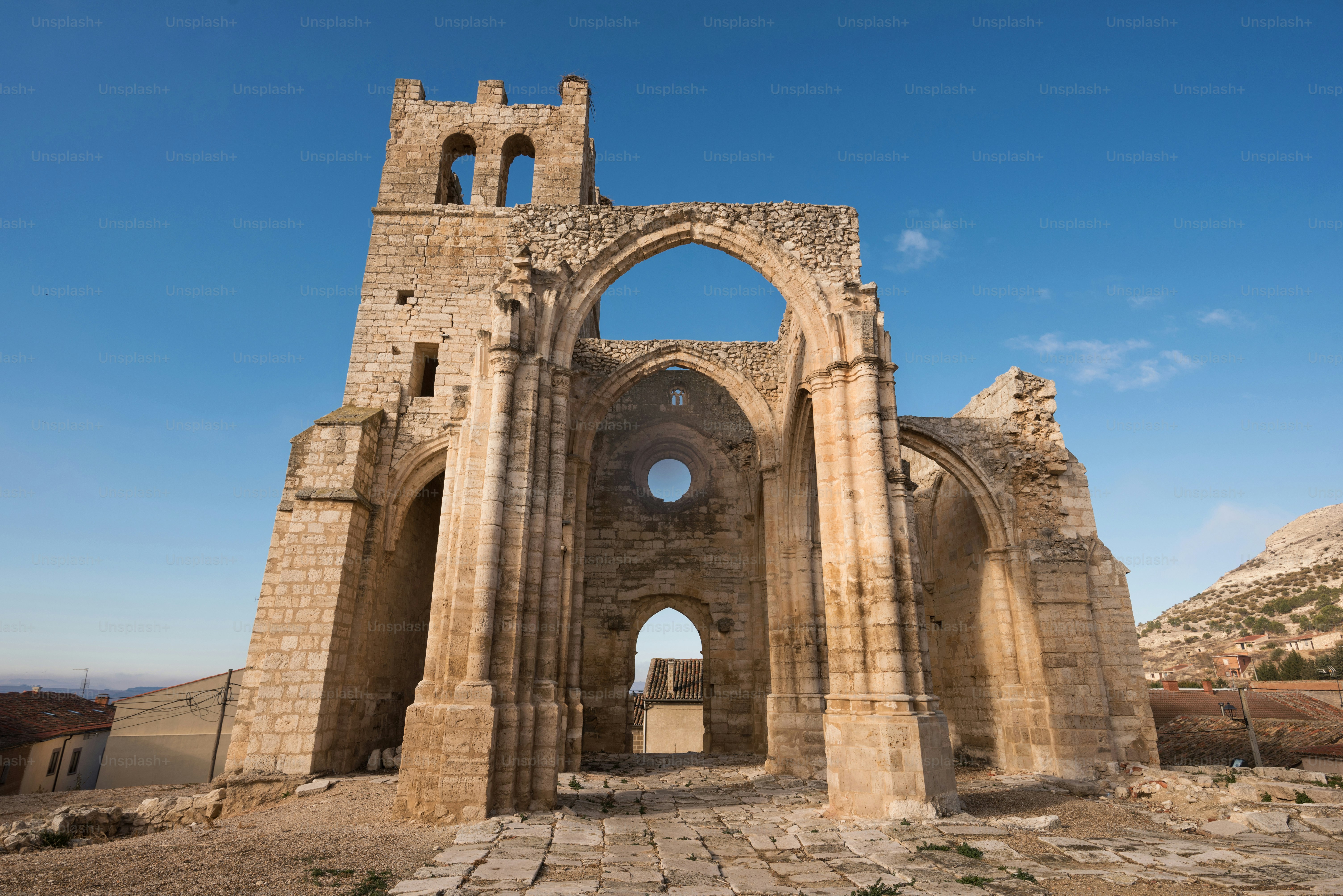 Ruines de l’église abandonnée Santa Eulalia à Palenzuela, province de Palencia, Espagne.