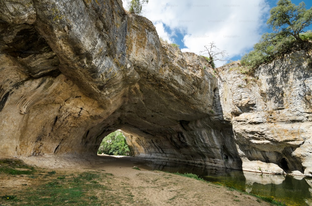 Puentedey, Burgos, 스페인의 자연 아치의 경치 좋은 전망.