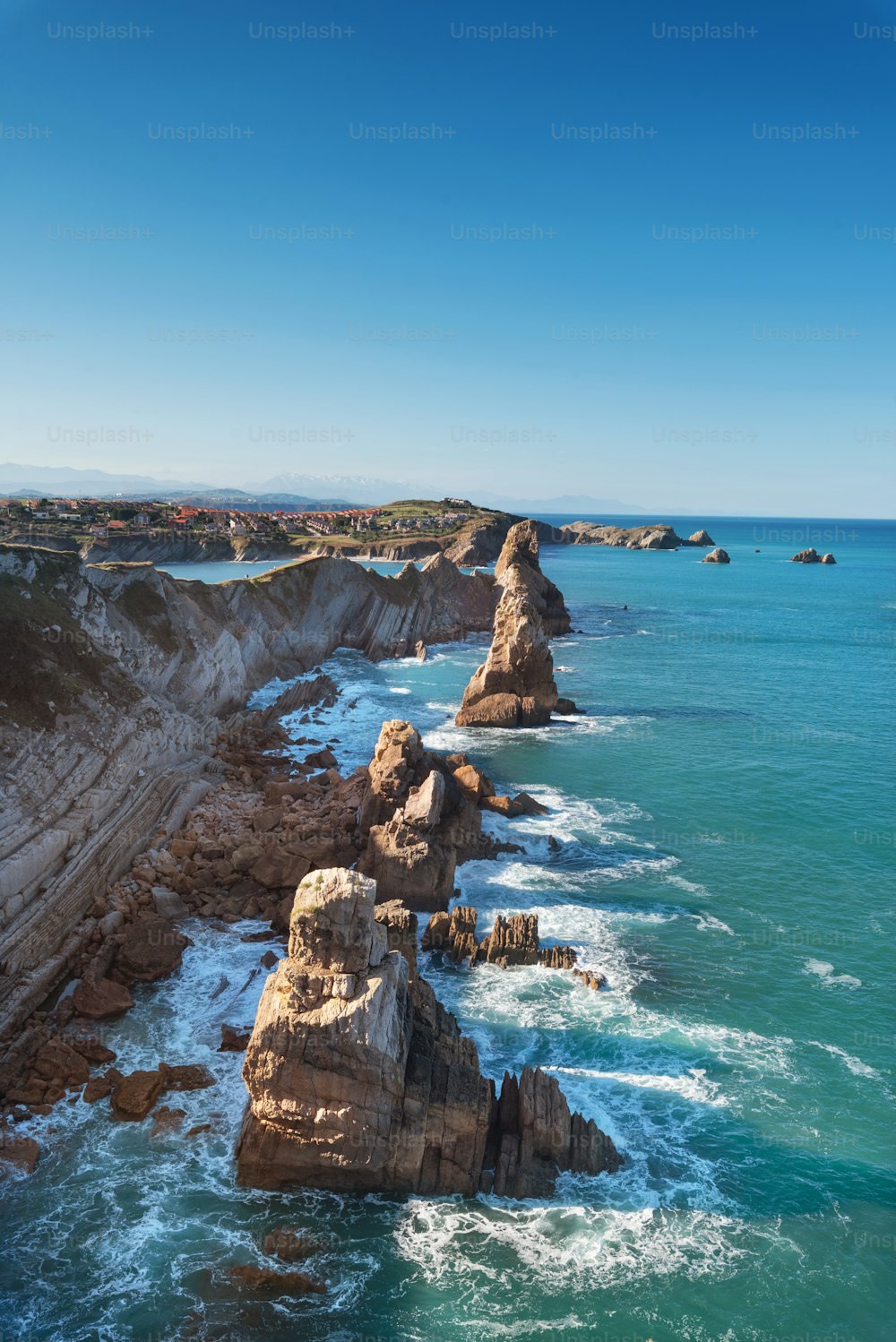 ウロス・デ・リエンクレスの海岸線の風景、カンタブリア、スペイン