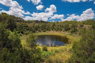 スペイン、カス�ティーリャ・ラ・マンチャ州クエンカ県の円形湖の地層。