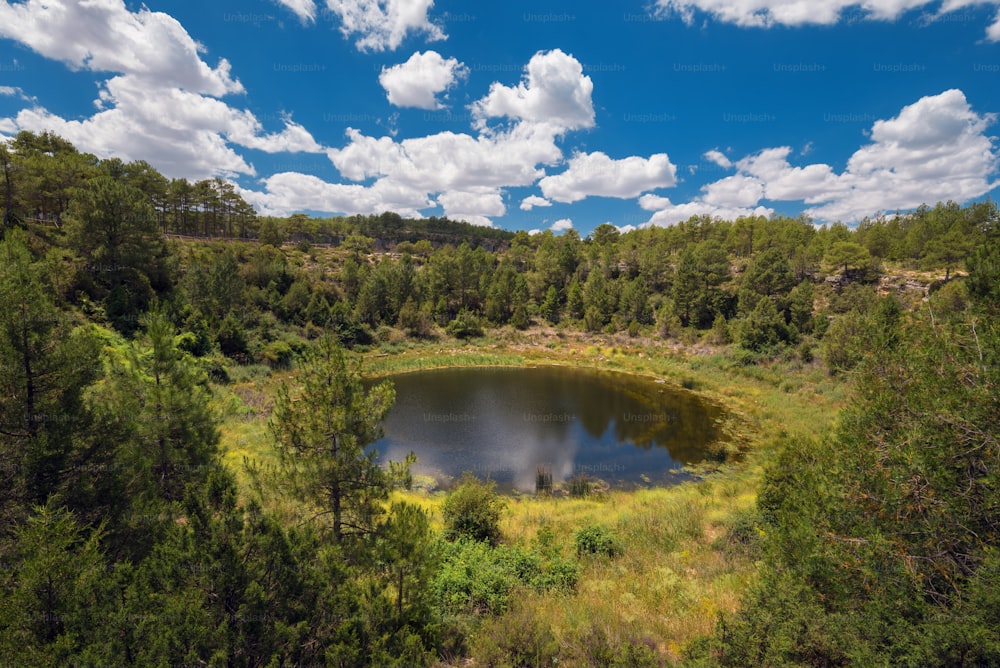 スペイン、カスティーリャ・ラ・マンチャ州クエンカ県の円形湖の地層。