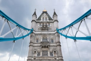 Tower Bridge fechar-se sobre o céu nublado dramático.