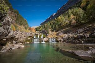 オルデサとモンテペルディド国立公園、ウエスカ、アラゴン、スペインの滝。