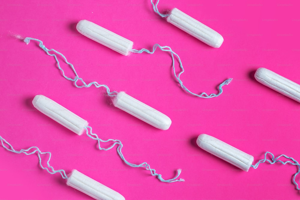 Concept de menstruation. Protection de l’hygiène de la femme. Tampons en coton sur fond rose