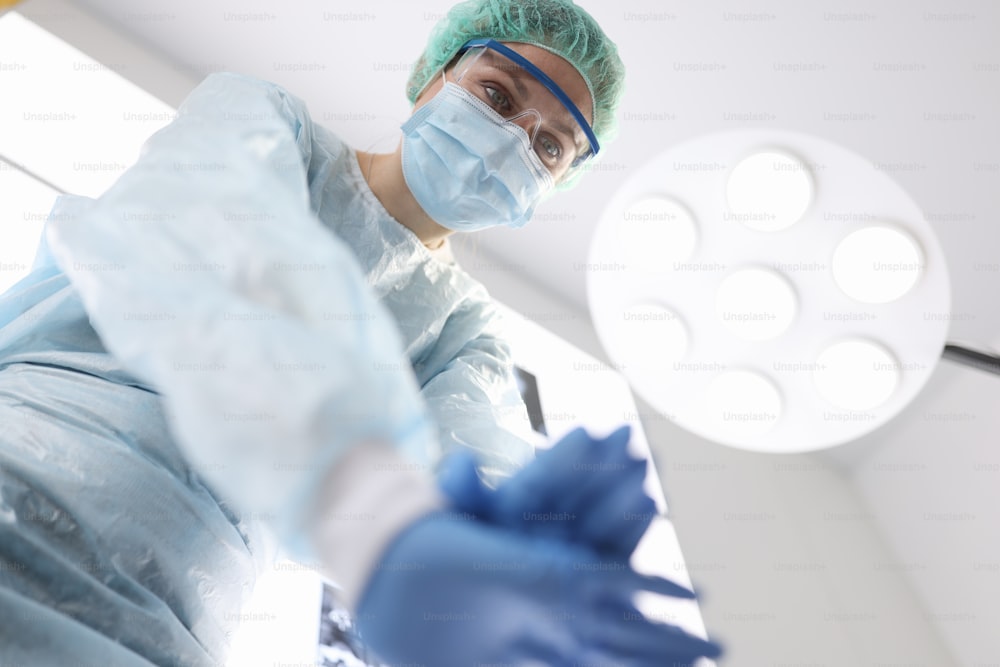 Chirurgin führt Herzmassage für Patienten im Operationssaal durch. Konzept der Wiederbelebungshilfe