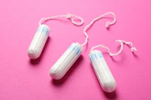 Trois tampons sur fond rose, gros plan