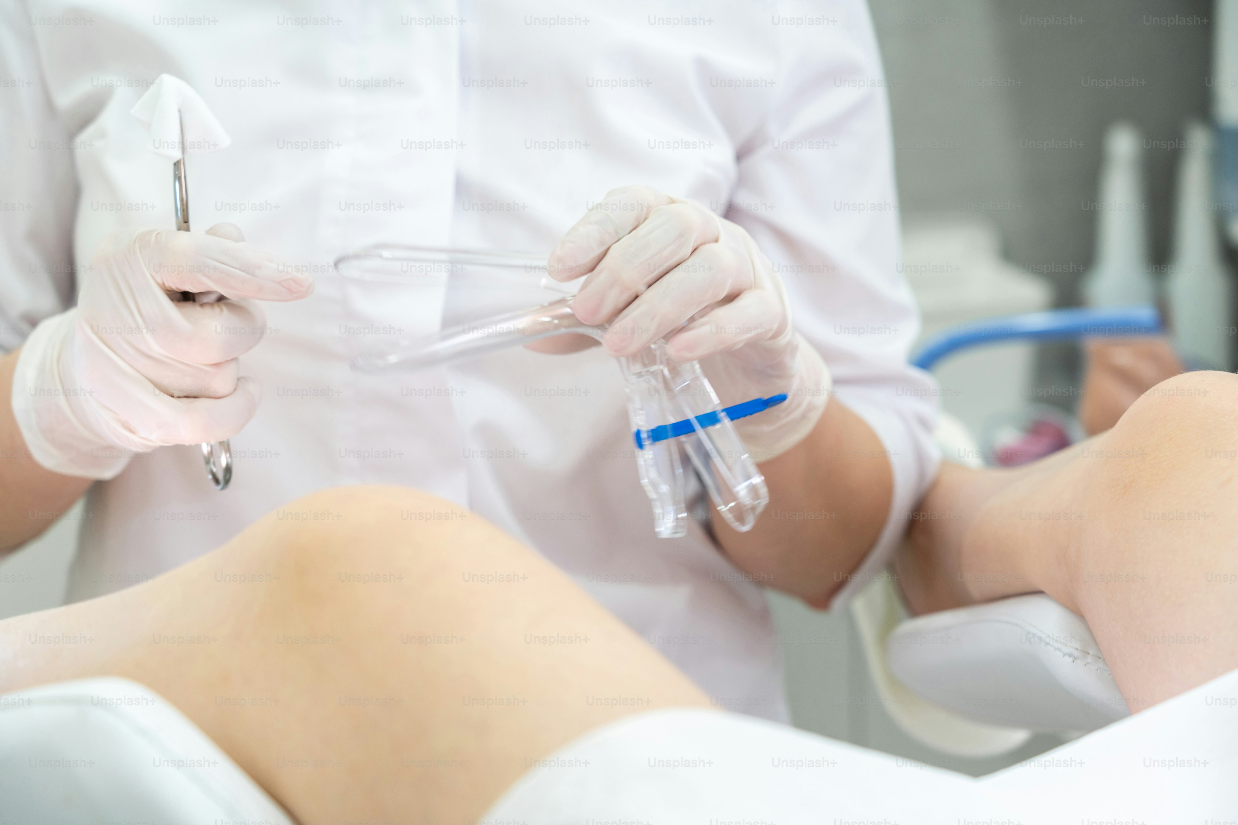 Gynécologue avec spéculum vaginal en clinique