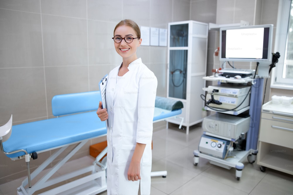 Una mujer amigable con uniforme médico se está preparando para una cita en una clínica moderna. Banner del sitio web