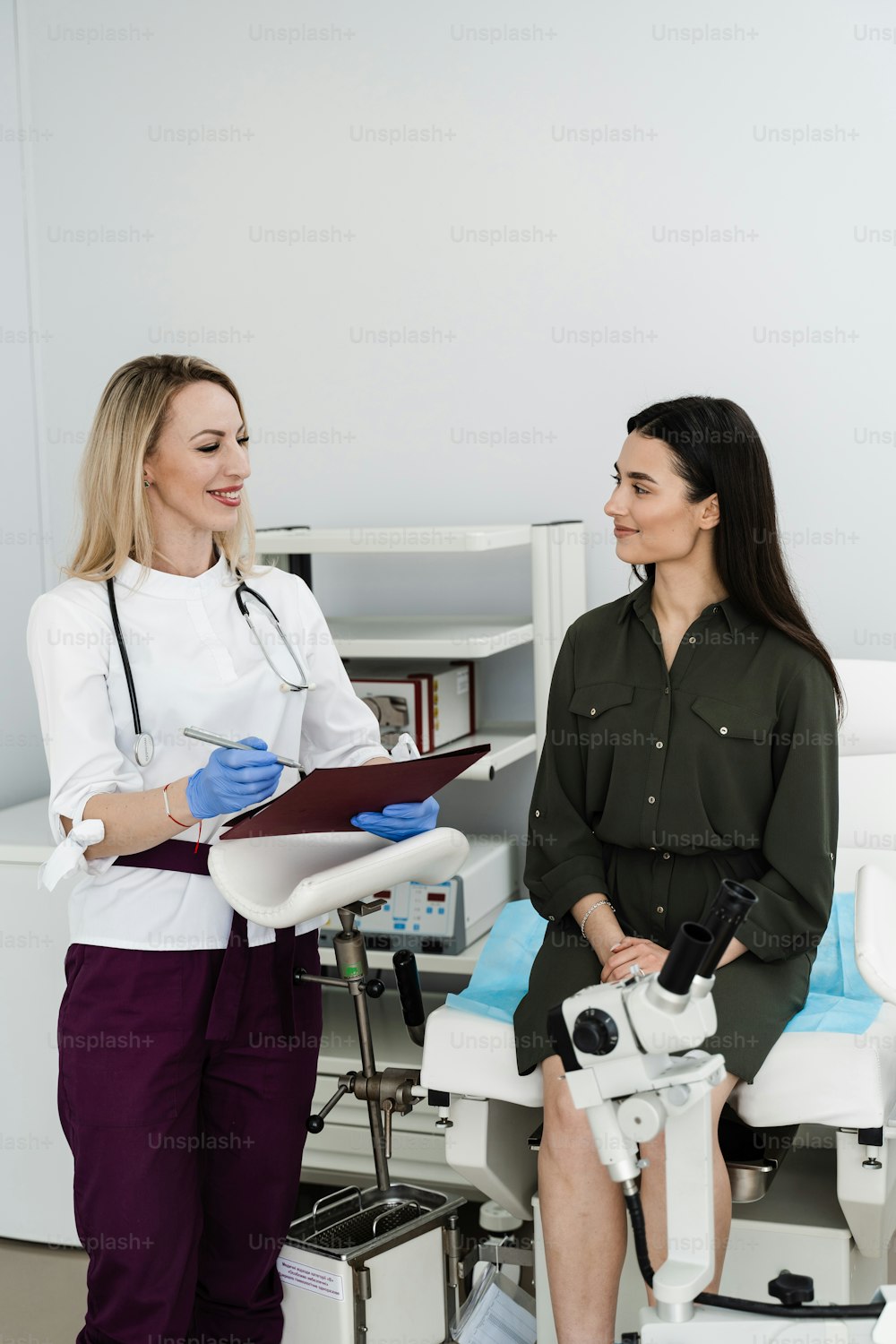 Consultazione con il ginecologo prima della colposcopia e della procedura di pap test per esaminare da vicino la cervice, la vagina e la vulva della ragazza nella clinica ginecologica