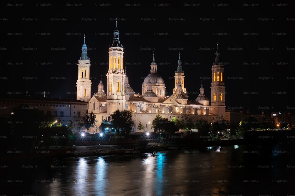 Nachtansicht der Basilika der Virgen del Pilar und des Flusses Ebro, Saragossa, Aragonien, Spanien.