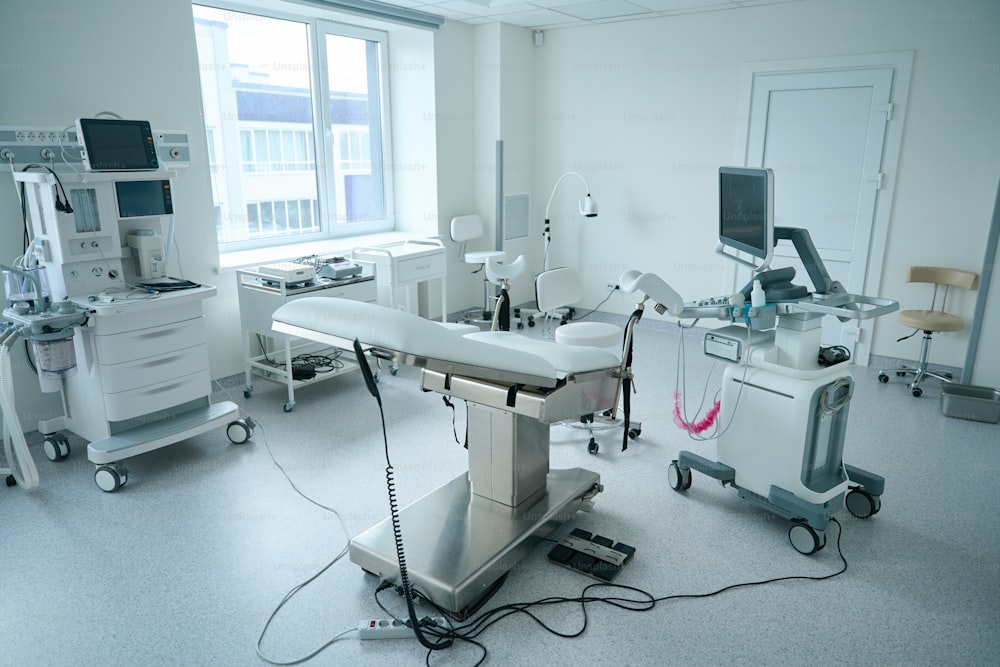 Schrankinnenraum mit gynäkologischem Stuhl, Ultraschallgerät und verschiedenen medizinischen Geräten im Krankenhaus