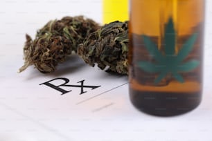 La botella de aceite y hierba de marihuana está bajo prescripción médica. Legalización de la marihuana y concepto de reglas de admisión