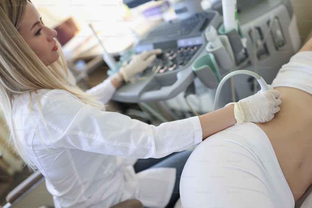 Mulher médica fazendo exame de ultrassom renal na clínica. Conceito de diagnóstico e tratamento das doenças do aparelho urinário