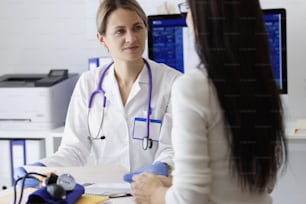 Retrato del paciente en la cita explicar el problema al trabajador médico en la clínica. La doctora escucha las quejas. Salud, medicina, concepto de diagnóstico