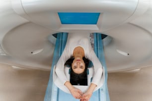 Tomografia computerizzata del bacino e dei tessuti duri per la donna. TAC per curare le malattie dei tessuti. Diagnosi professionale degli organi di una giovane ragazza