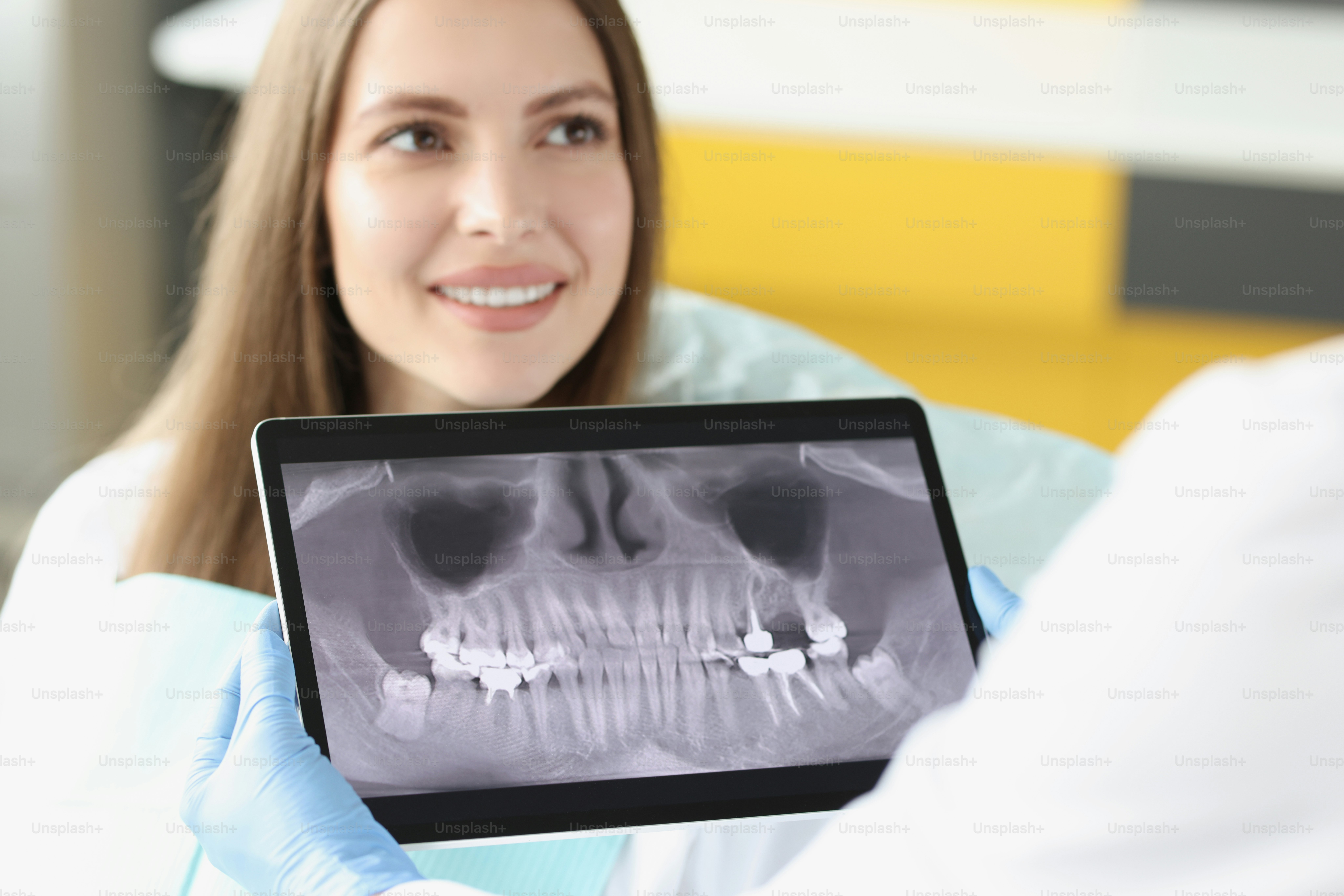 Porträt der zahnärztlichen Konsultation in der Klinik und des Arztes untersuchen Zähne Röntgenbild auf digitalem Tablet-Bildschirm. Zahnarzt nach Vereinbarung mit dem Patienten. Konzept der Zähne