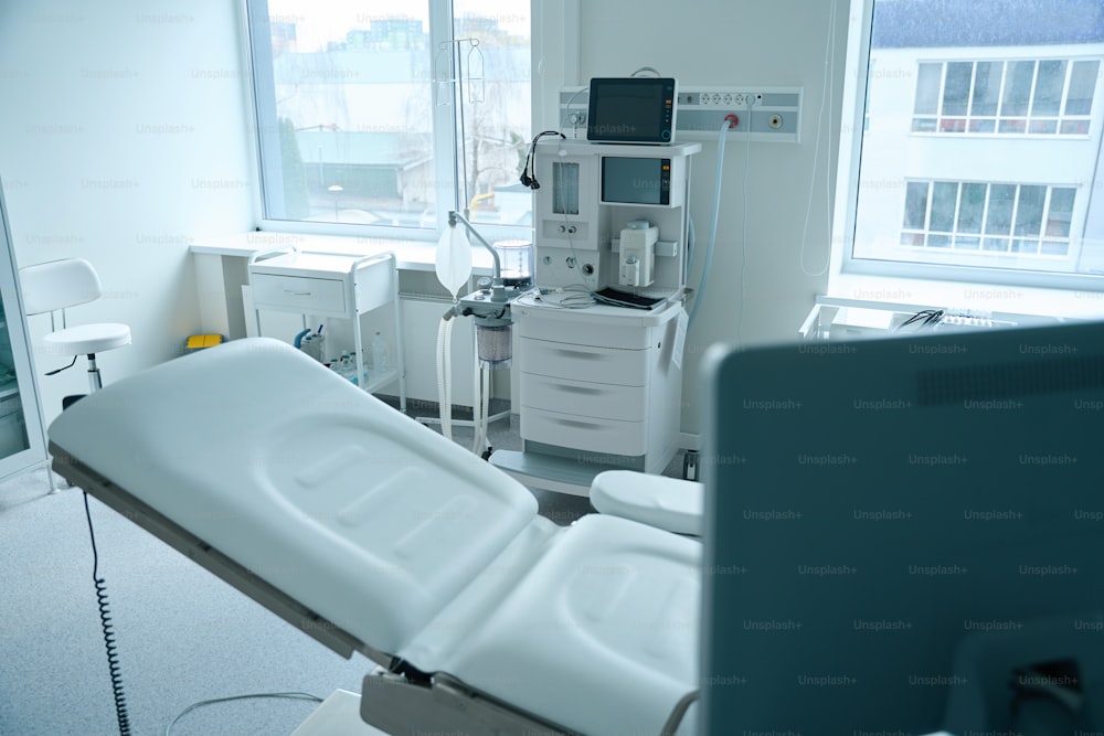 婦人科用椅子、麻酔器、さまざまな医療機器を備えた病院キャビネット
