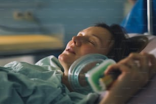 Entbindung. Frau, die in der Entbindungsklinik entbunden hat. Schwangere Frau atmet während der Wehen.