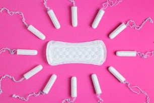 Menstruationstampons und Binden auf rosa Hintergrund. Menstruationszyklus. Hygiene und Schutz. Kopierbereich.