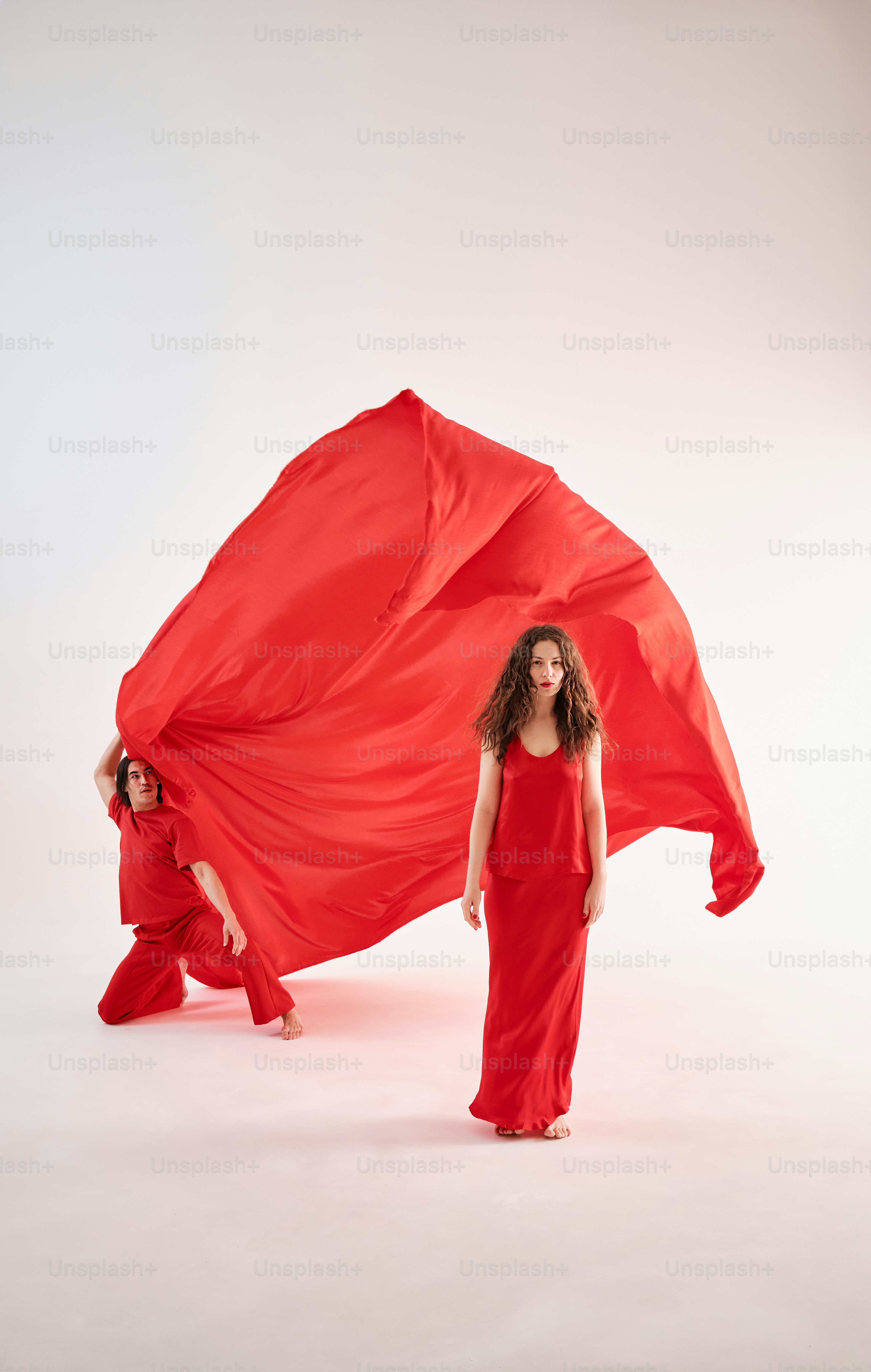 una donna in un vestito rosso che tiene un panno rosso