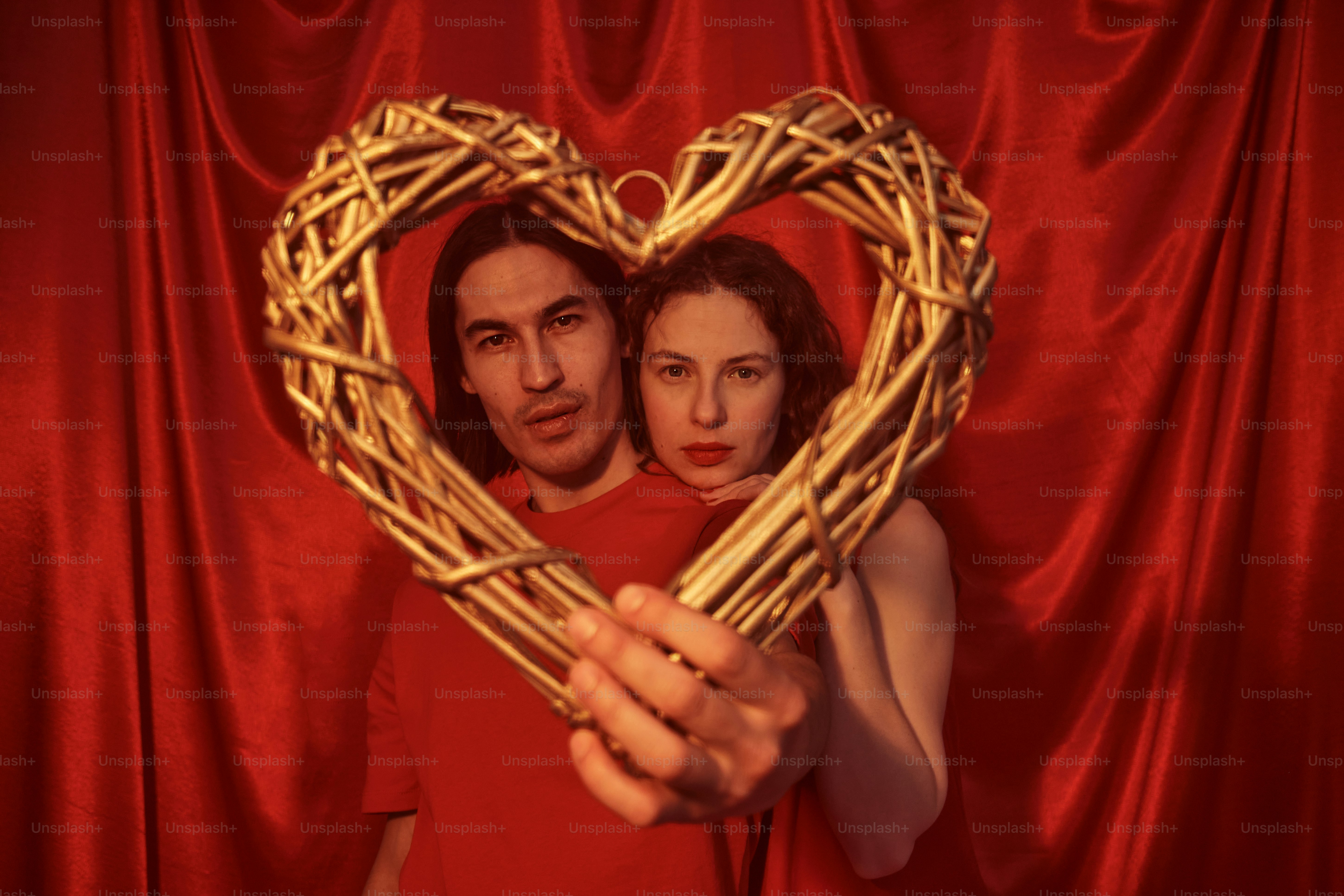 un uomo e una donna che tengono un cesto a forma di cuore