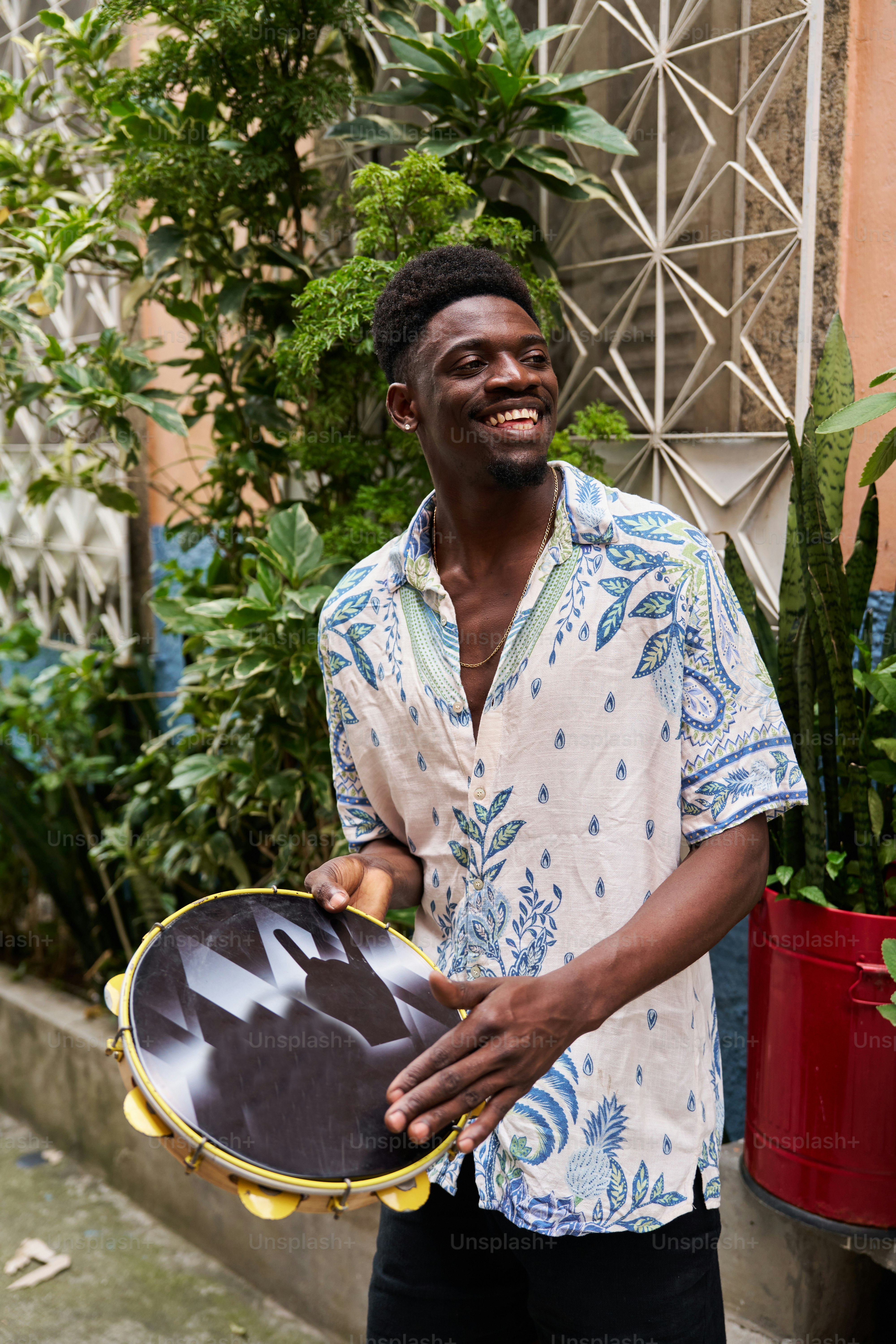 un uomo che tiene tra le mani un piatto bianco e nero