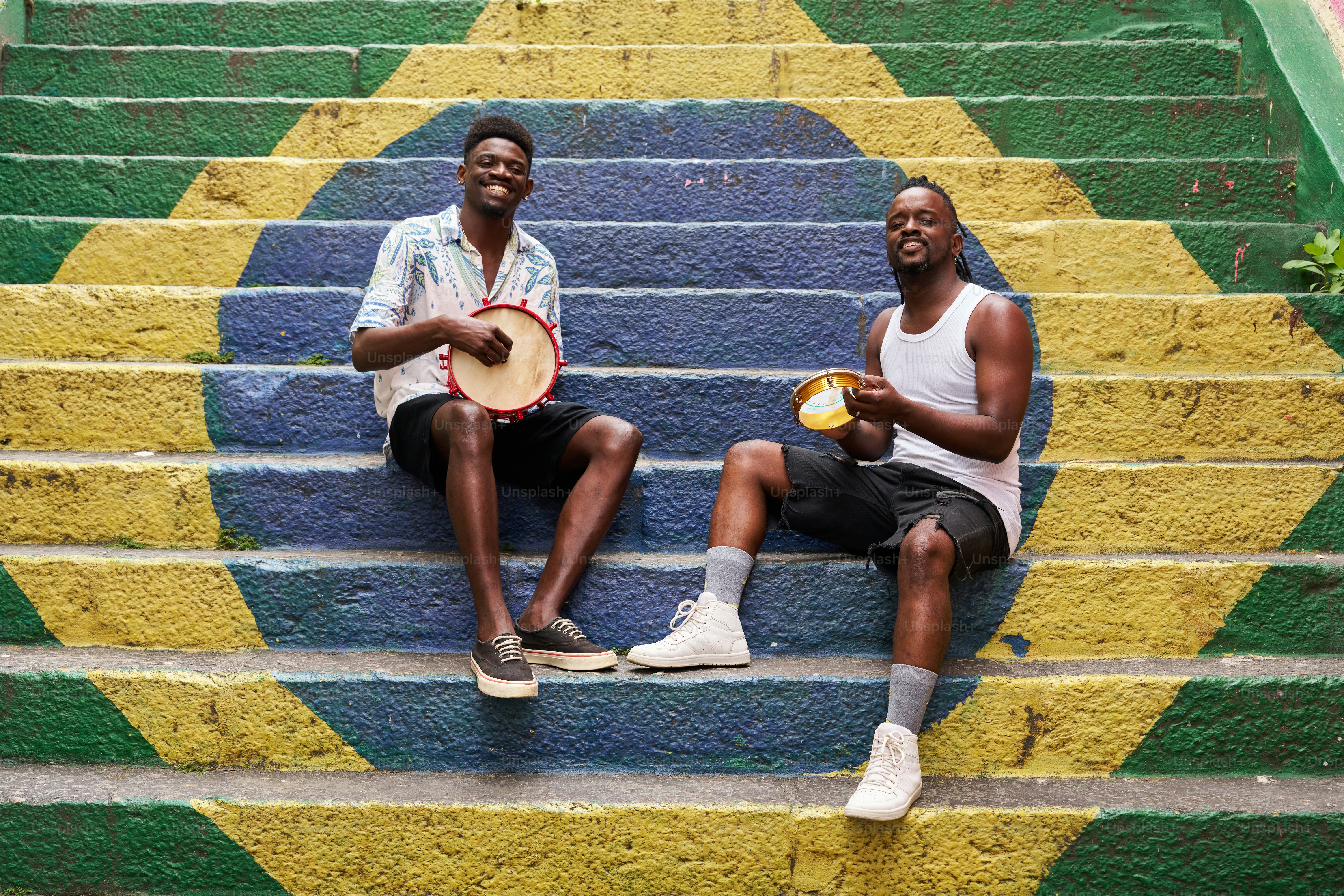 una coppia di uomini seduti in cima a una rampa di scale