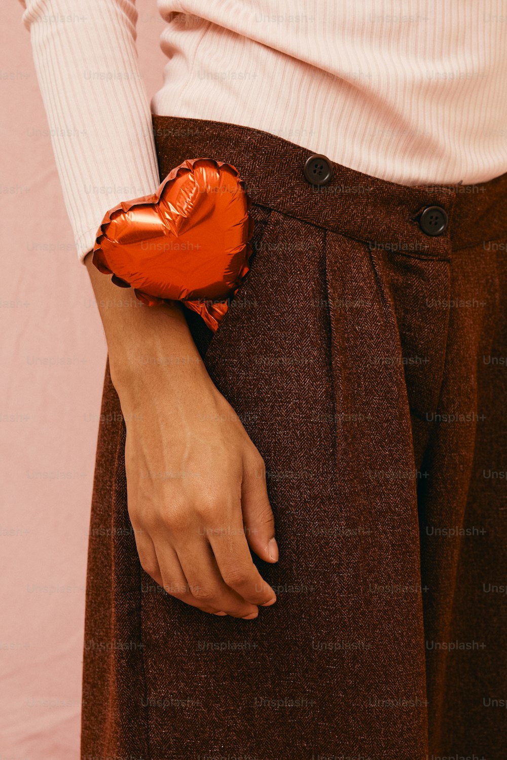 um close up de uma pessoa segurando um objeto em forma de coração