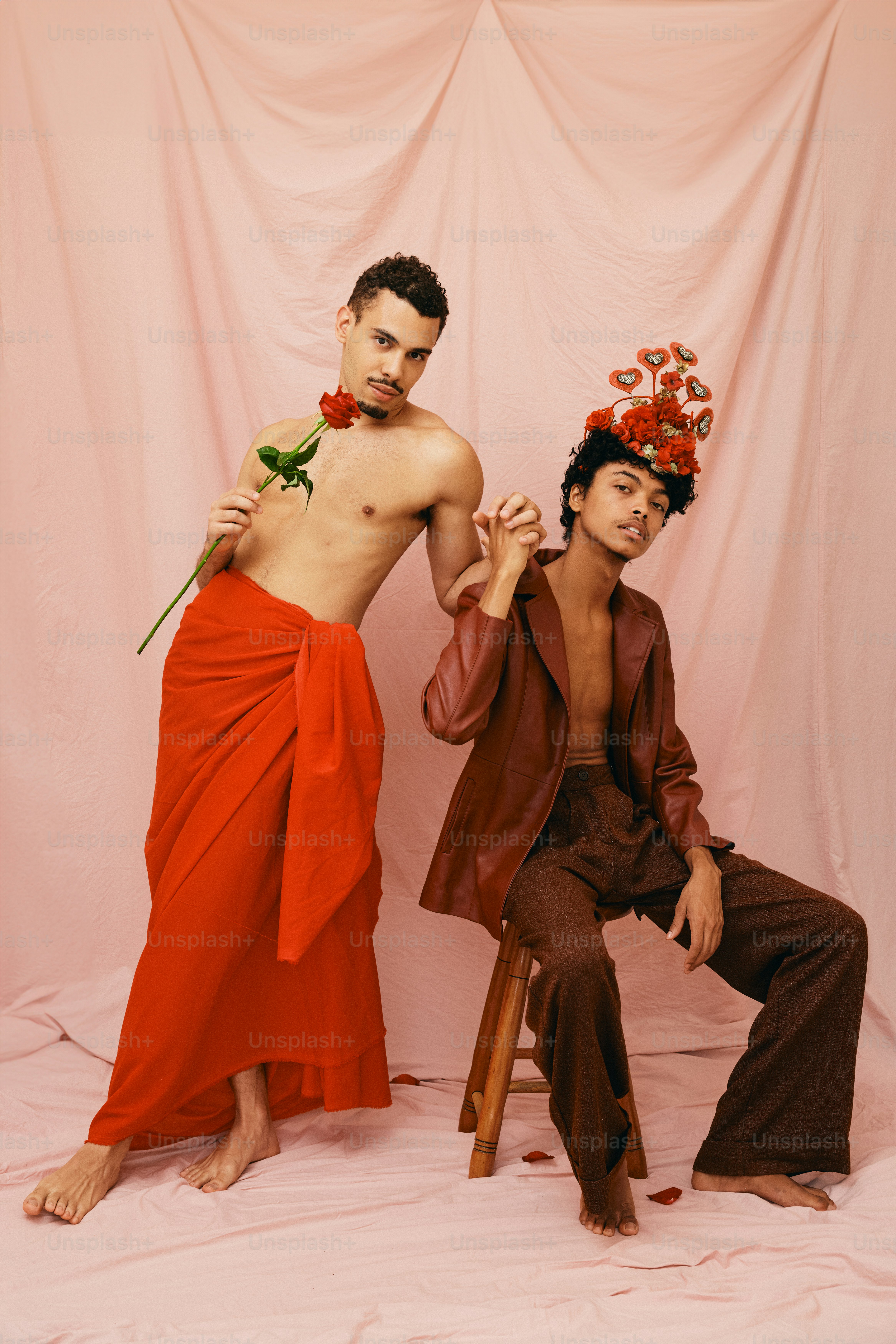 Un par de hombres sentados uno al lado del otro