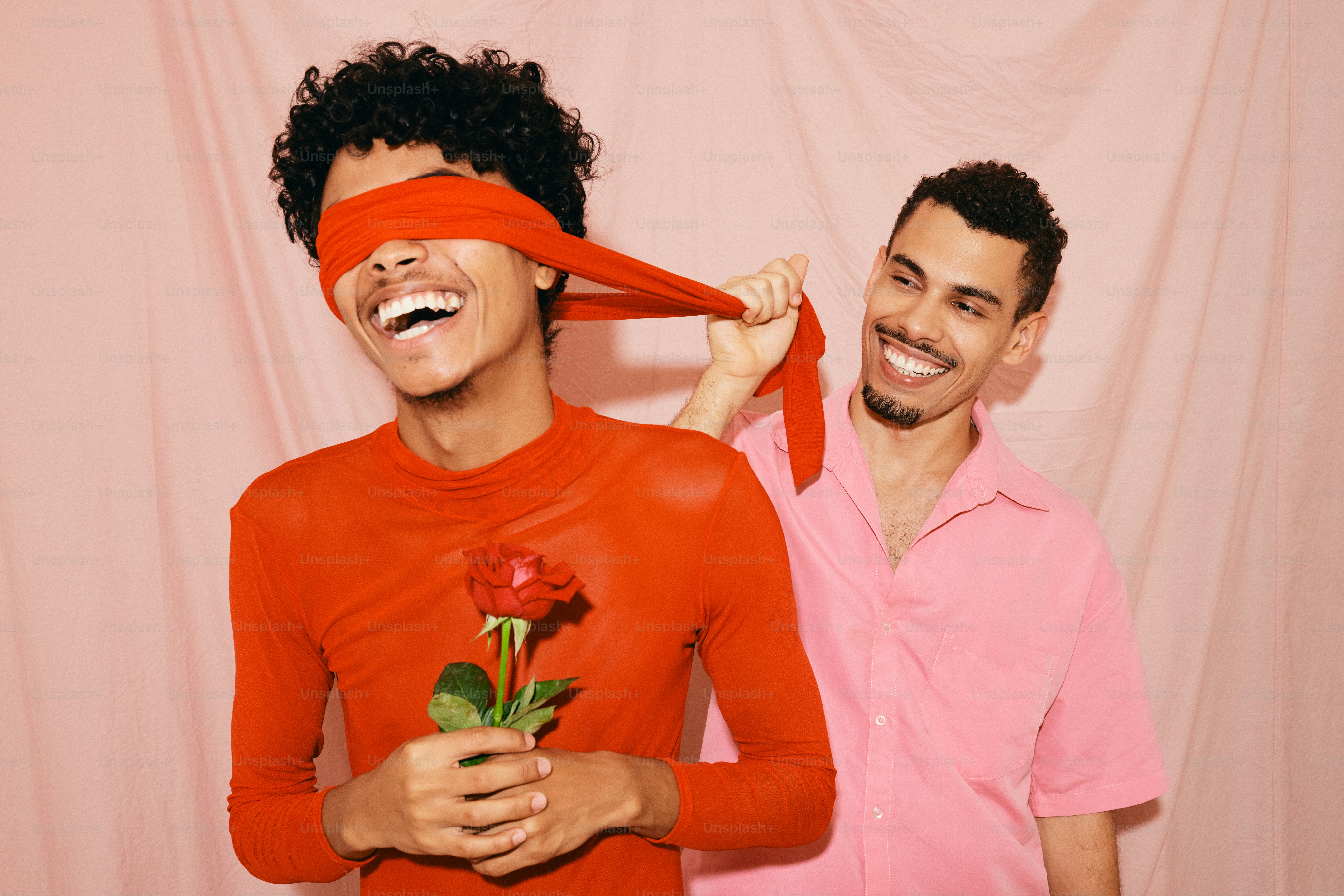 Un par de hombres parados uno al lado del otro