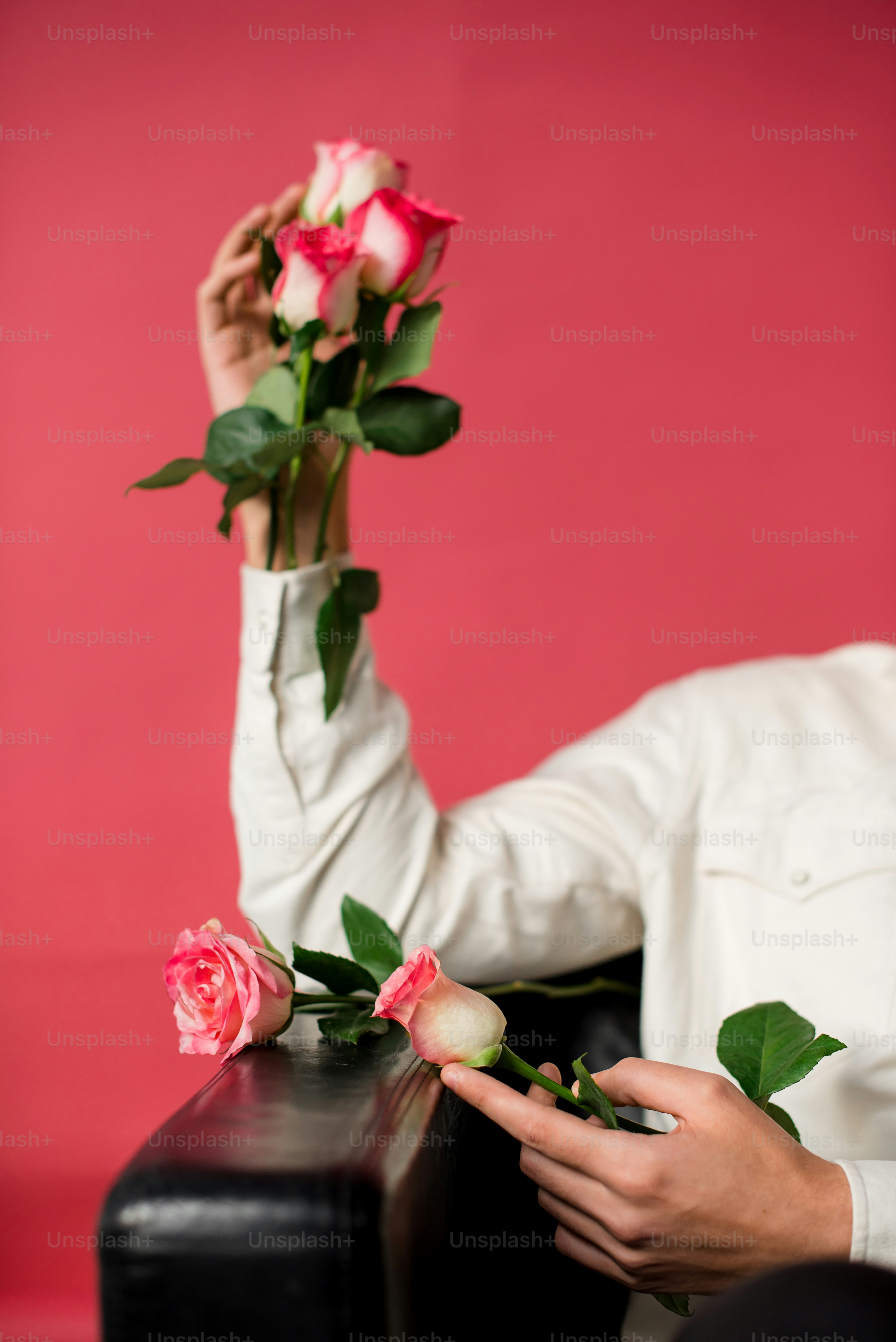 A woman holding a bunch of roses in her hand photo – Flower Image on ...