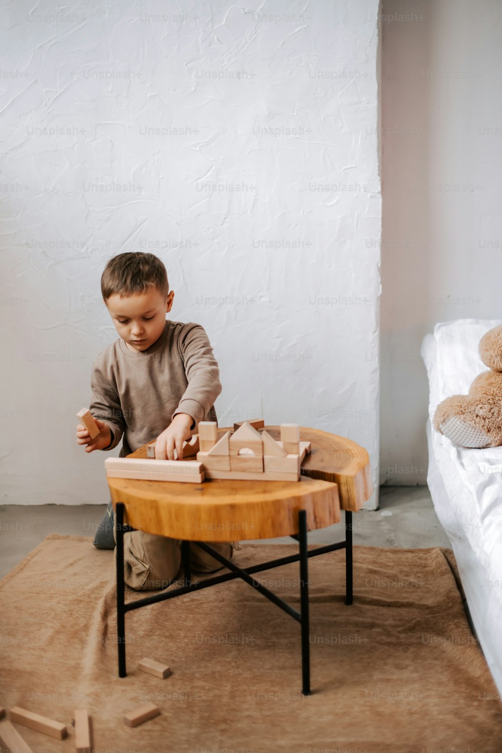 um menino brincando com uma mesa de madeira