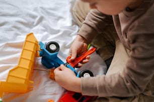 un petit garçon jouant avec un camion jouet