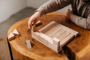 Un enfant joue avec un jeu de blocs en bois