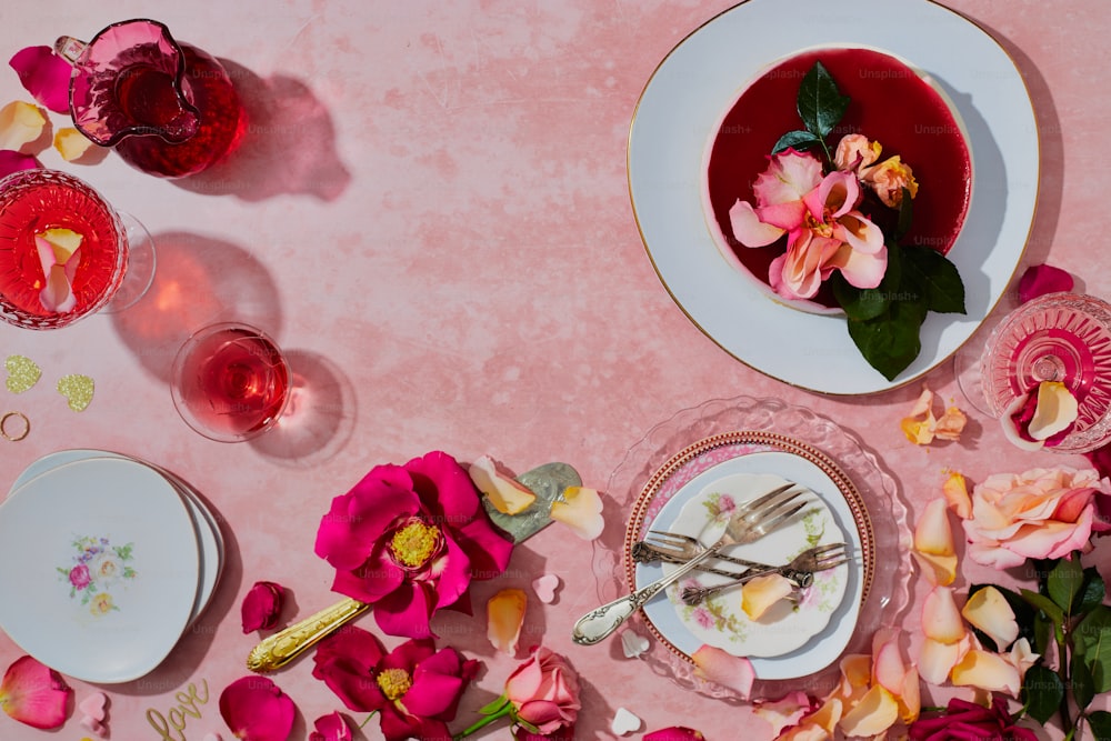 una mesa cubierta con platos y flores encima de una mesa