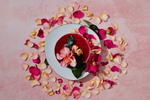 un plato blanco cubierto con flores rosas y amarillas