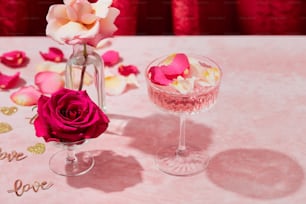 テーブルの上にワイングラスと花瓶