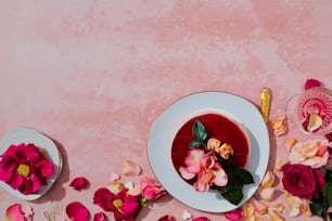 ピンクの背景にピンクの花が描かれたスープのボウル