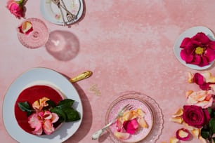 ein Tisch mit Tellern mit Essen und Blumen