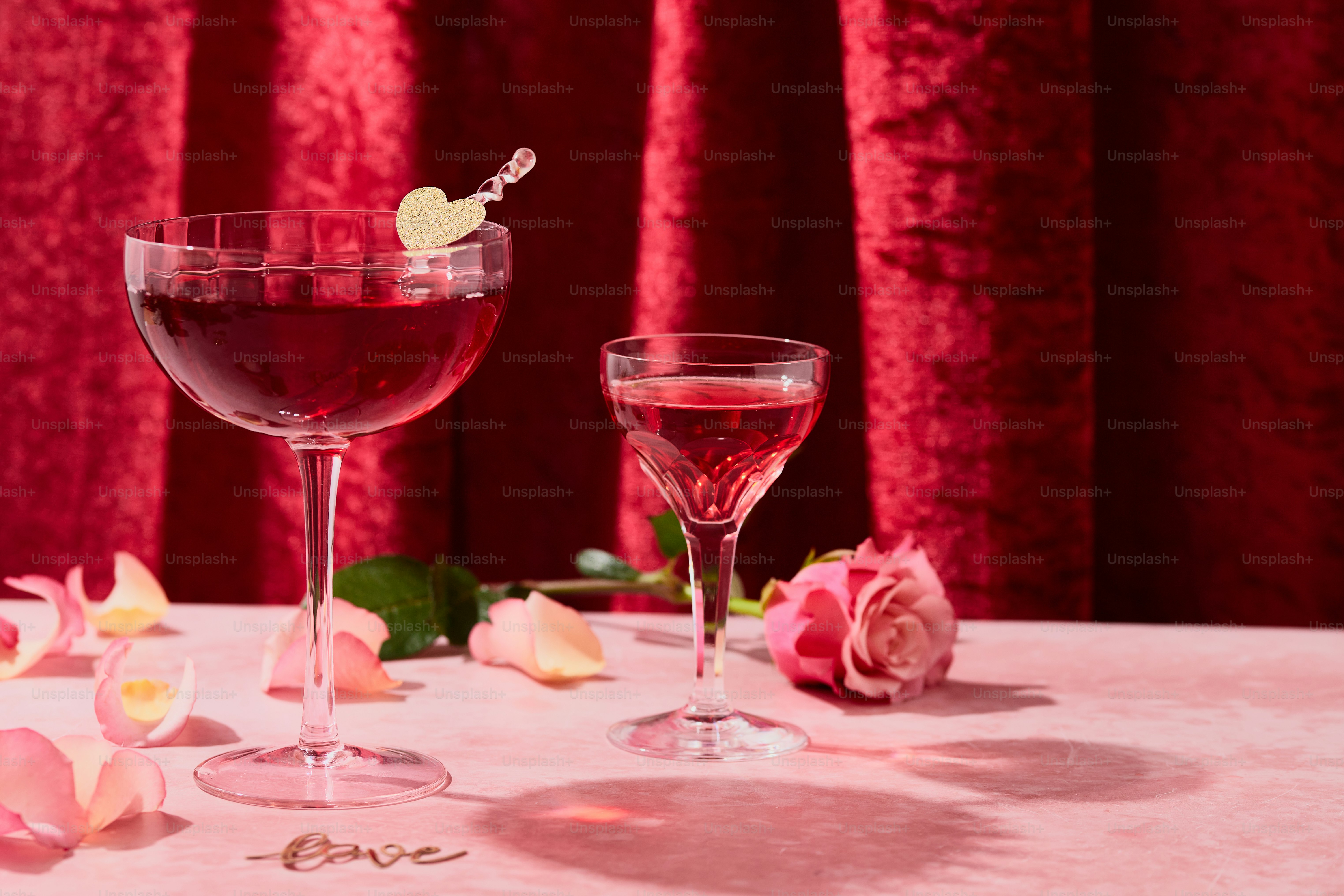 Dos copas de vino están sobre una mesa foto – Imagen de Rosa en Unsplash, image size:3000x2000