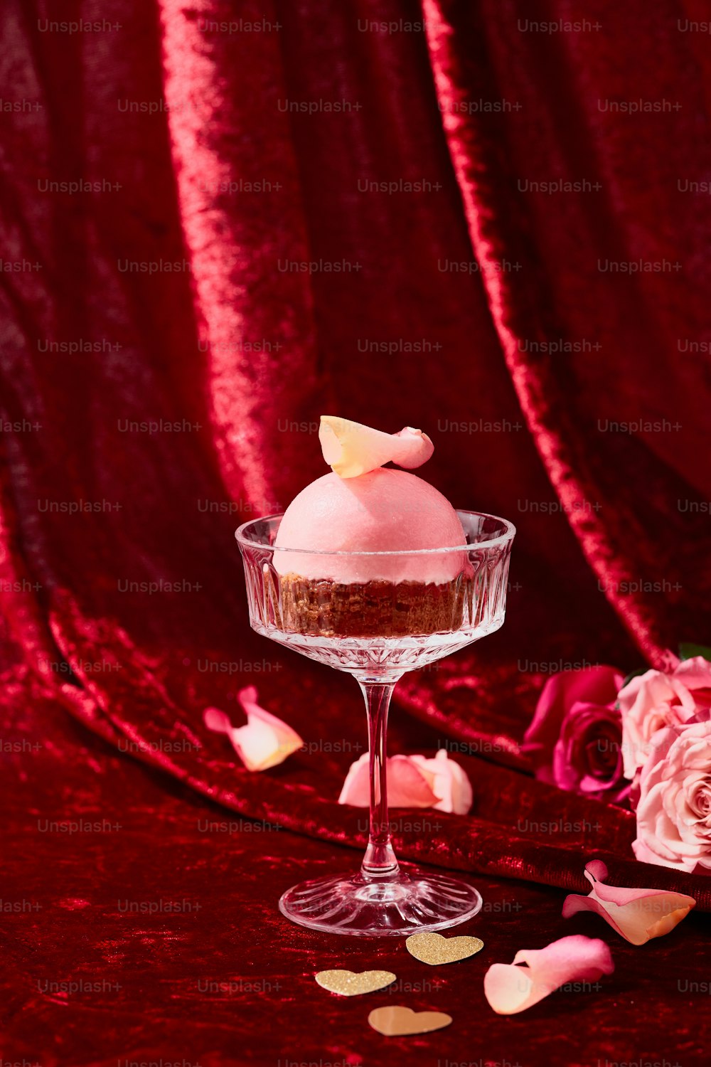 ein Dessert in einer Glasschale auf einem Tisch