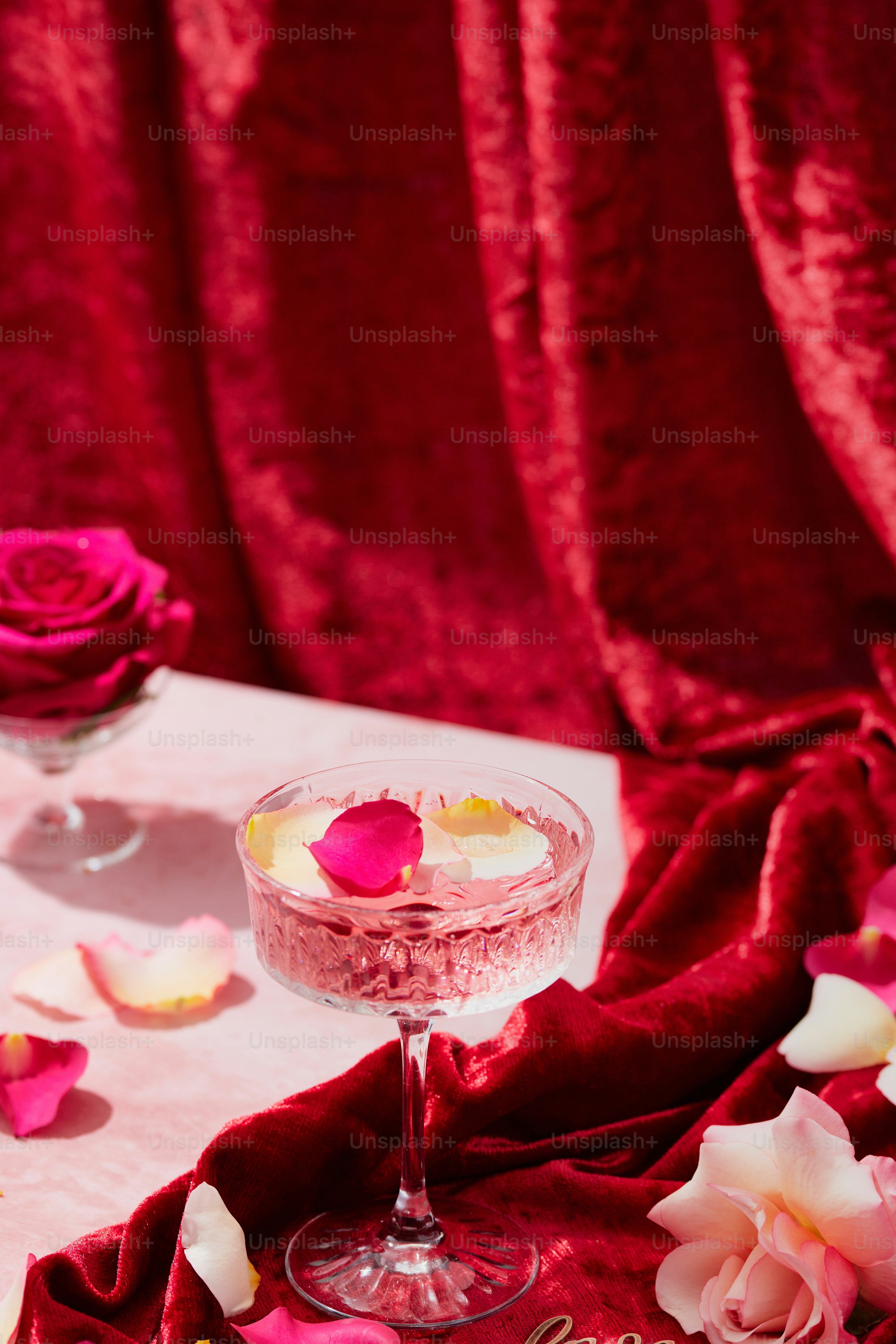 Una copa de vino llena de una bebida encima de una mesa foto – Imagen de  Estético en Unsplash, image size:3000x4500