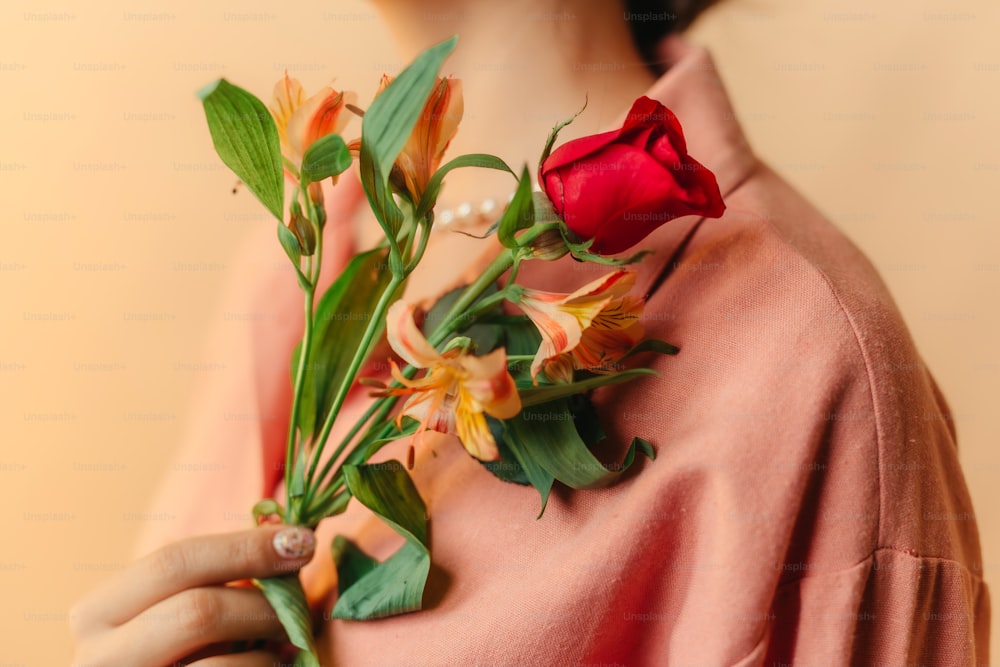 uma mulher segurando um buquê de flores nas mãos