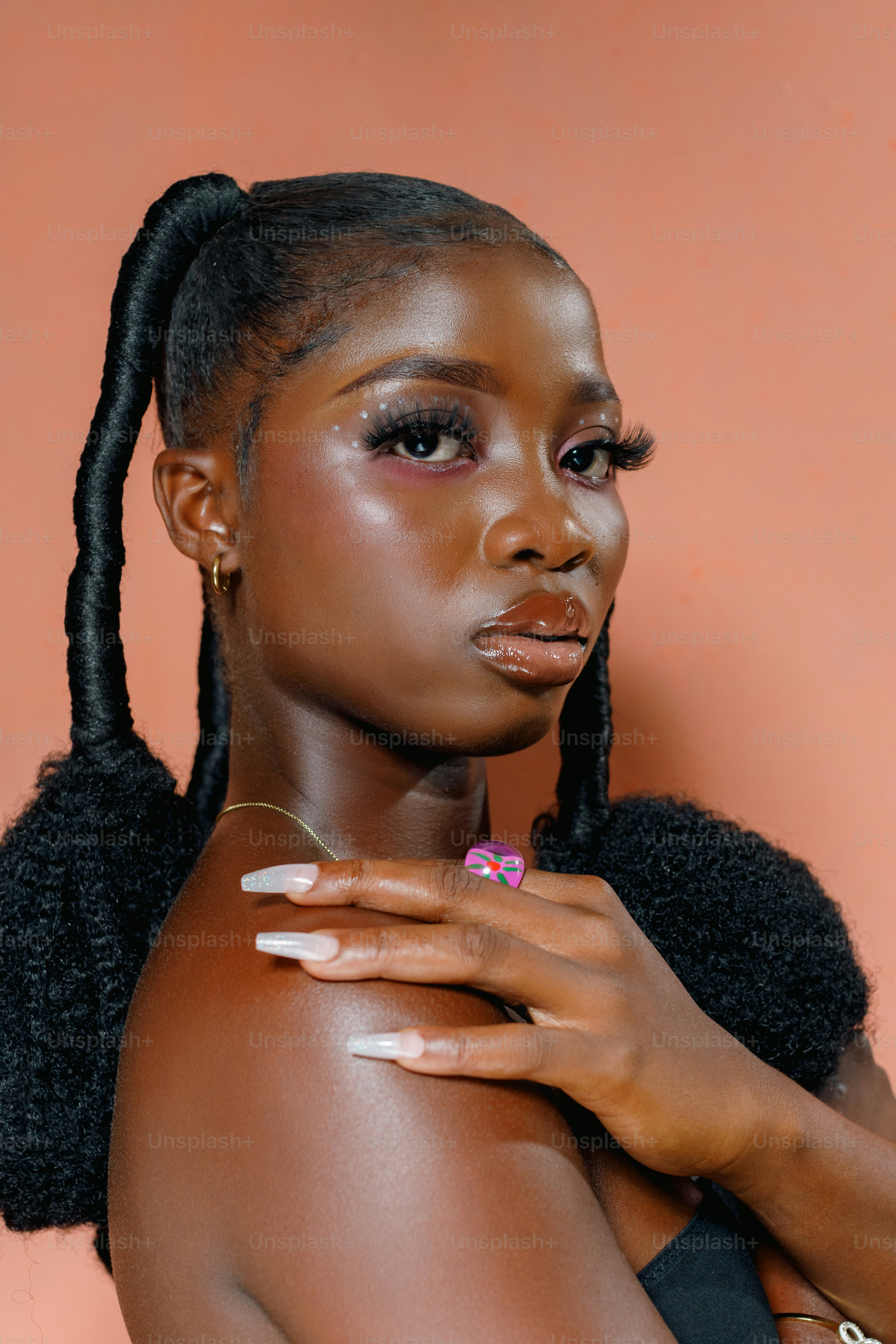 une femme avec une queue de cheval et une bague au doigt