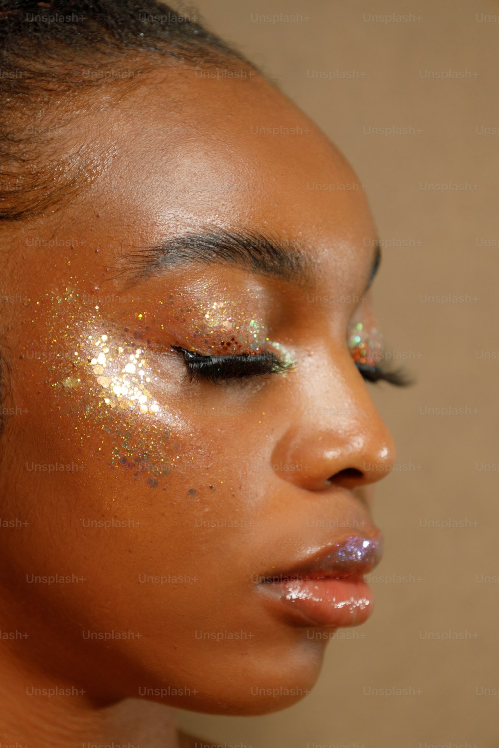 um close up de uma mulher com glitter no rosto
