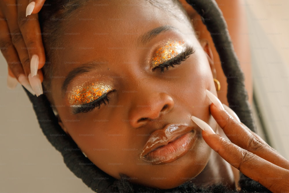 una donna con glitter dorati sugli occhi
