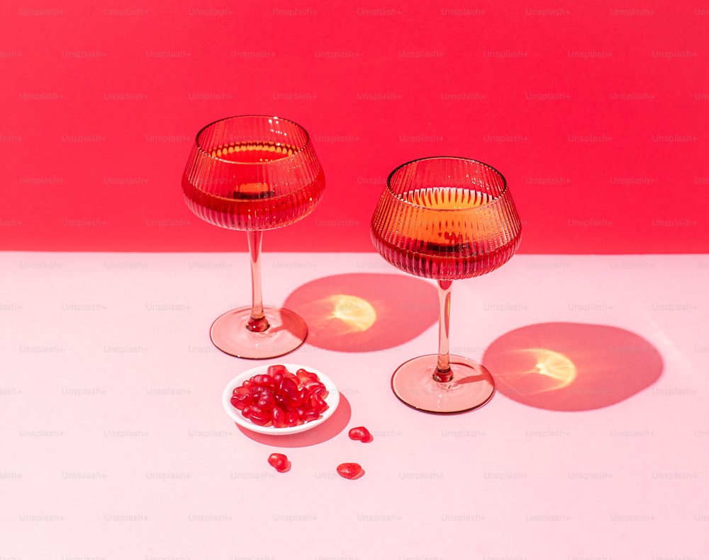 um par de taças de vinho sentado em cima de uma mesa